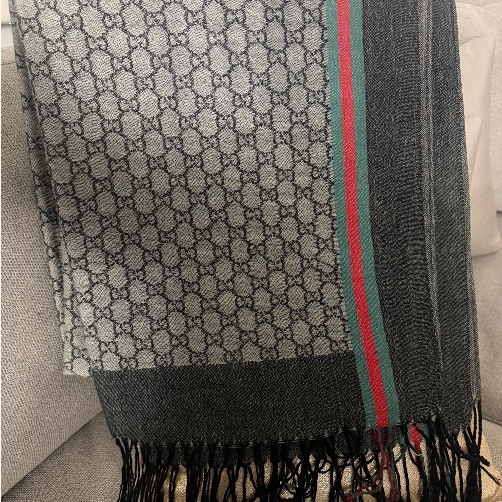 Gucci Gray Patterned Scarf